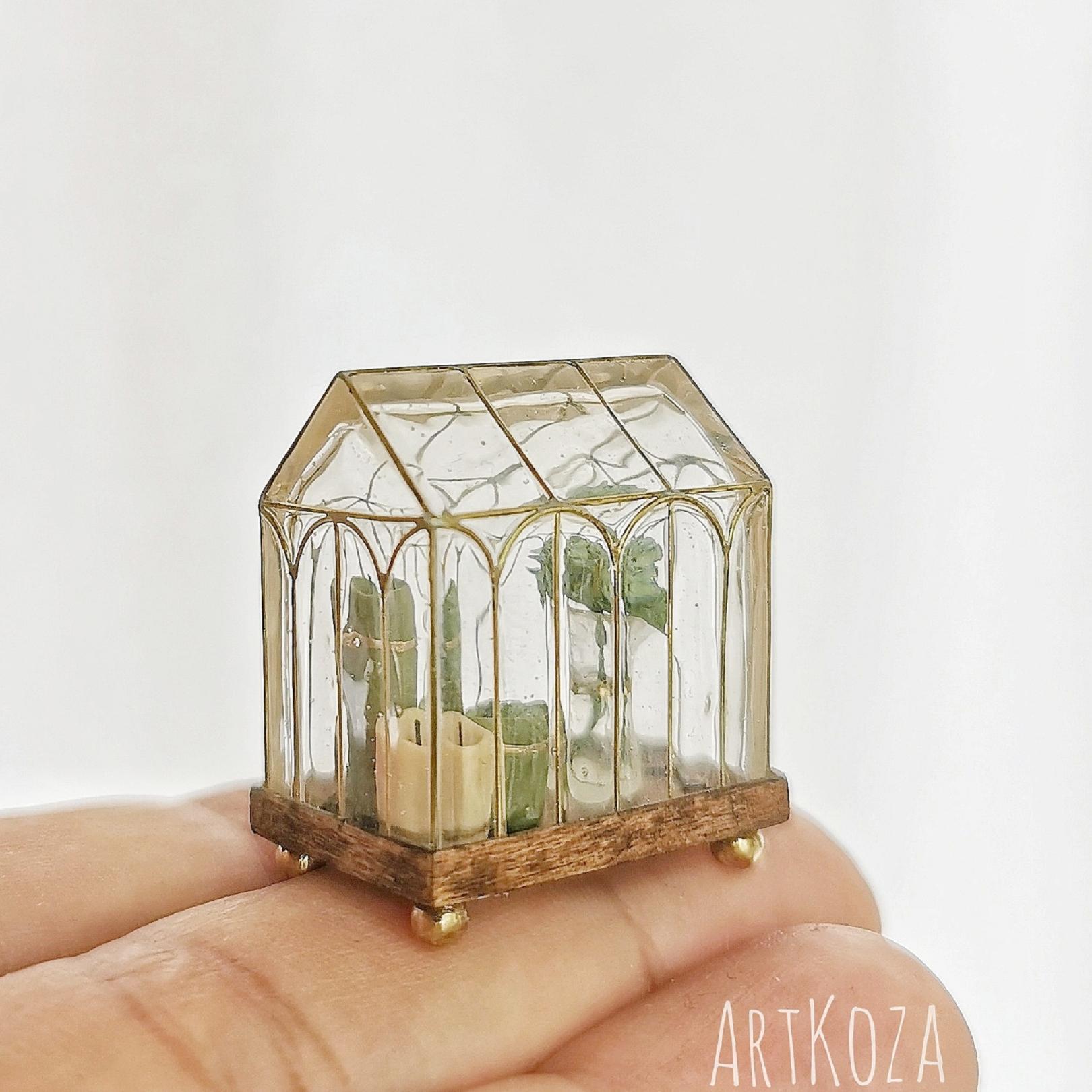 Modern miniature greenhouse tray with legs Modern miniature greenhouse tray with legs