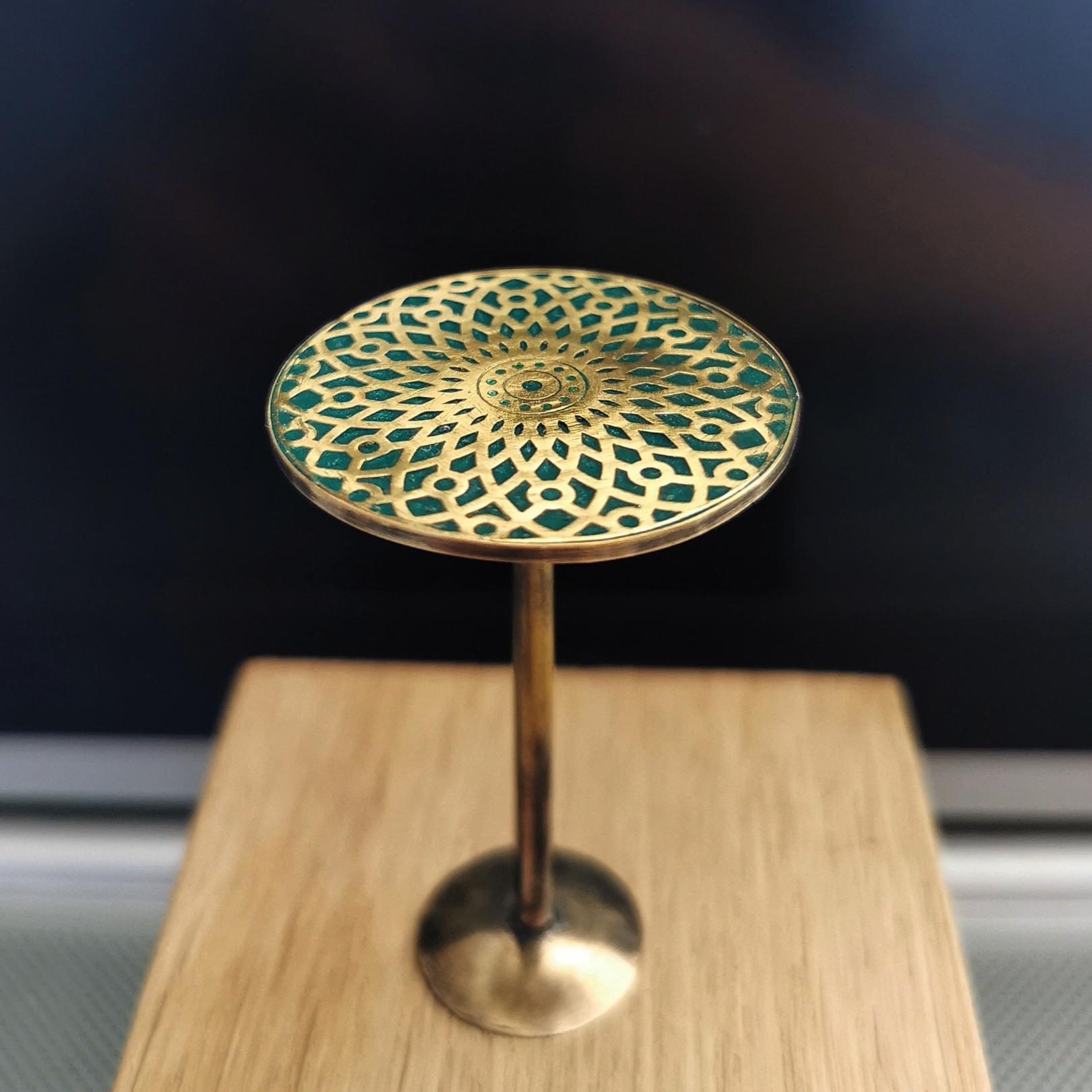 Round enameled table. Green aged